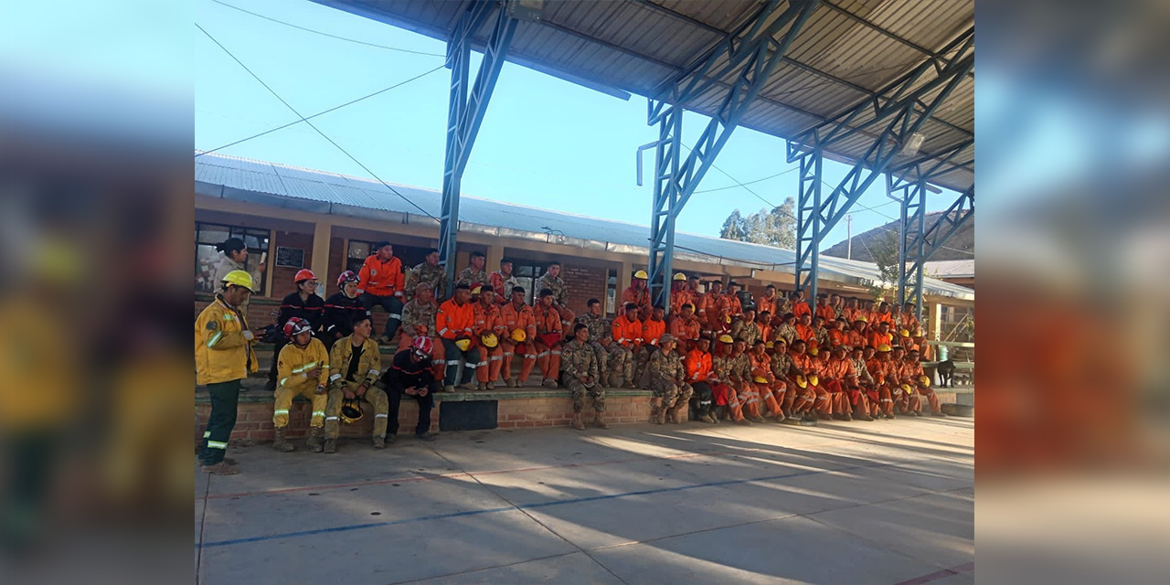 Los bomberos militares que sofocaron el fuego en Torotoro.