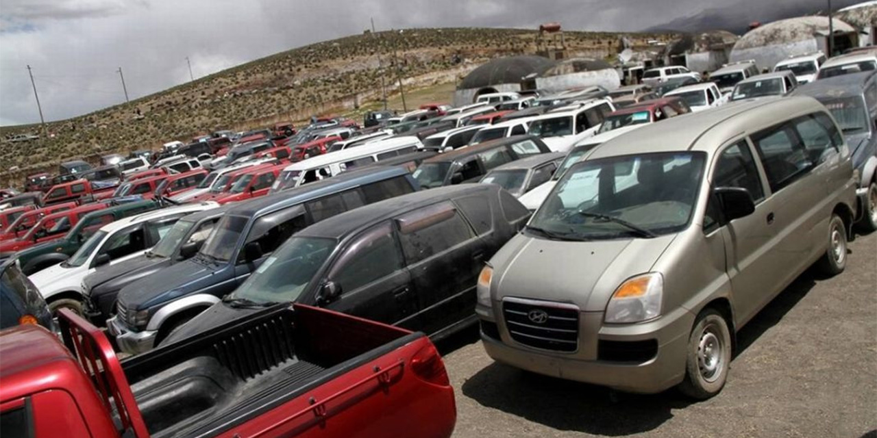Autos indocumentados que son comercializados en puntos estratégicos.