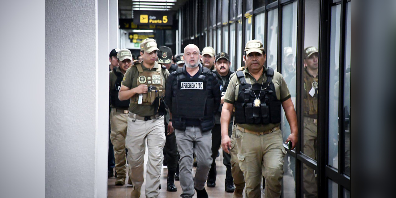 Llegada de Arturo Murillo al aeropuerto de Viru Viru, en Santa Cruz. 