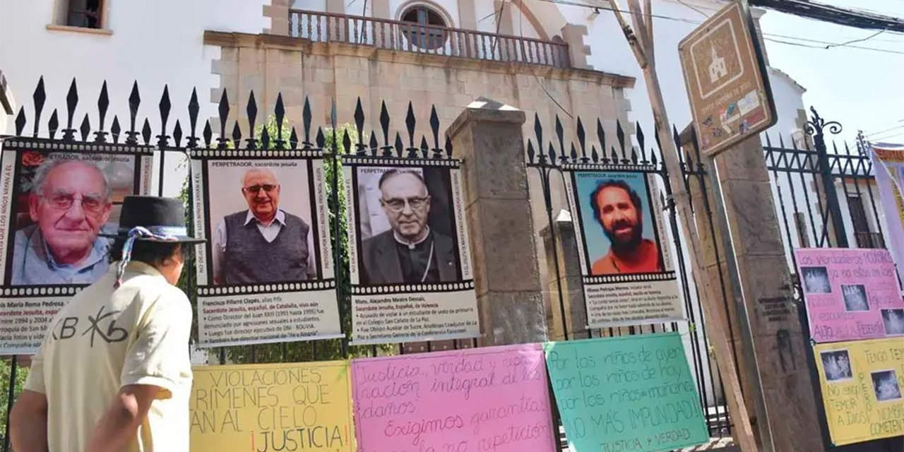 La población pedía justicia para todas las víctimas de los jesuitas. 