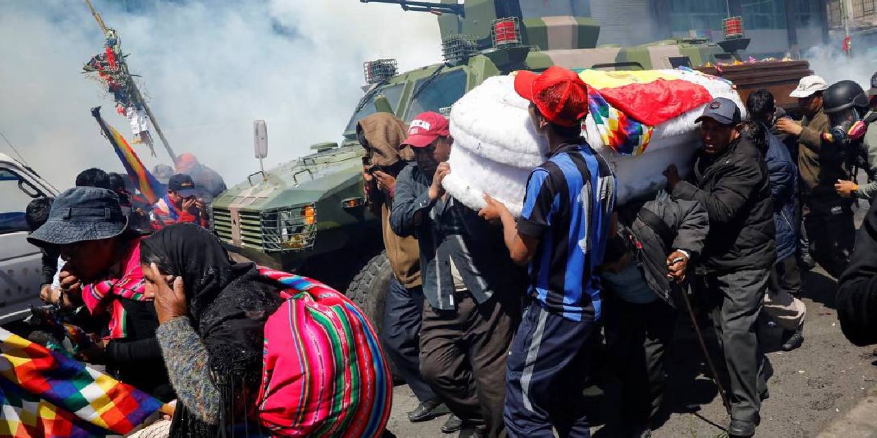 Familiares de las víctimas de la masacre de Senkata durante las protestas en noviembre de 2019. Foto: Archivo.