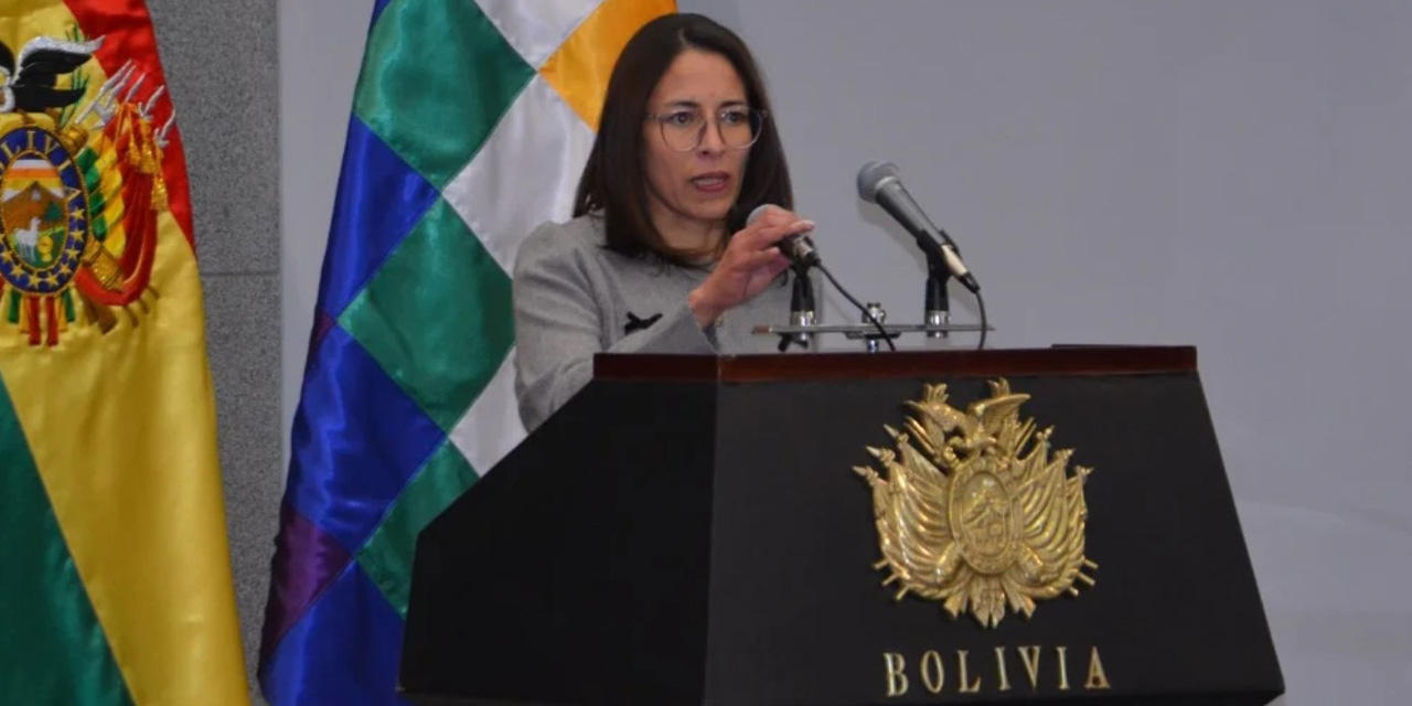 La ministra de Justicia, Jessica Saravia, en una anterior conferencia de prensa. | Foto: RRSS