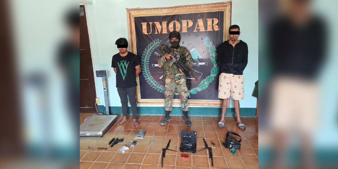 Dos de los detenidos y armas incautadas