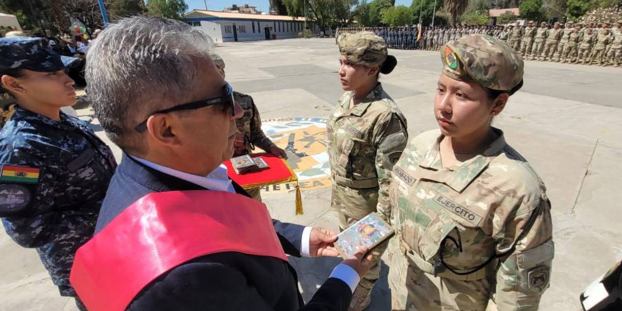 El ministro de Defensa, Edmundo Novillo, entrega la libreta a una de las premilitares. Foto :MdD