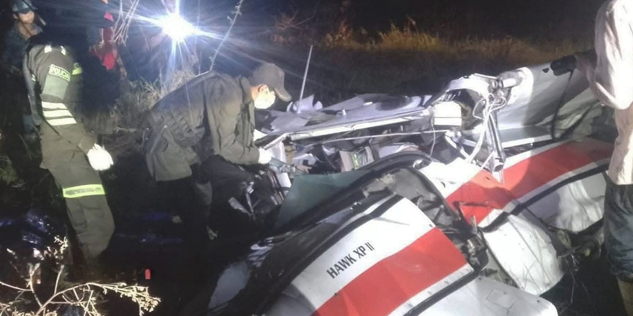 Un efectivo policial en un rastrillaje a la avioneta siniestrada.