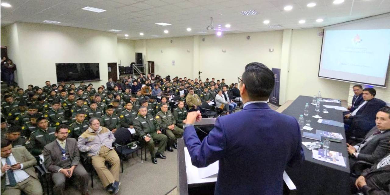 El procurador General del Estado, Ricardo Condori, presenta el “Cuadernillo de Soluciones Amistosas en materia de Derechos Humanos homologadas por la Comisión Interamericana de Derechos Humanos (CIDH) respecto a Bolivia”