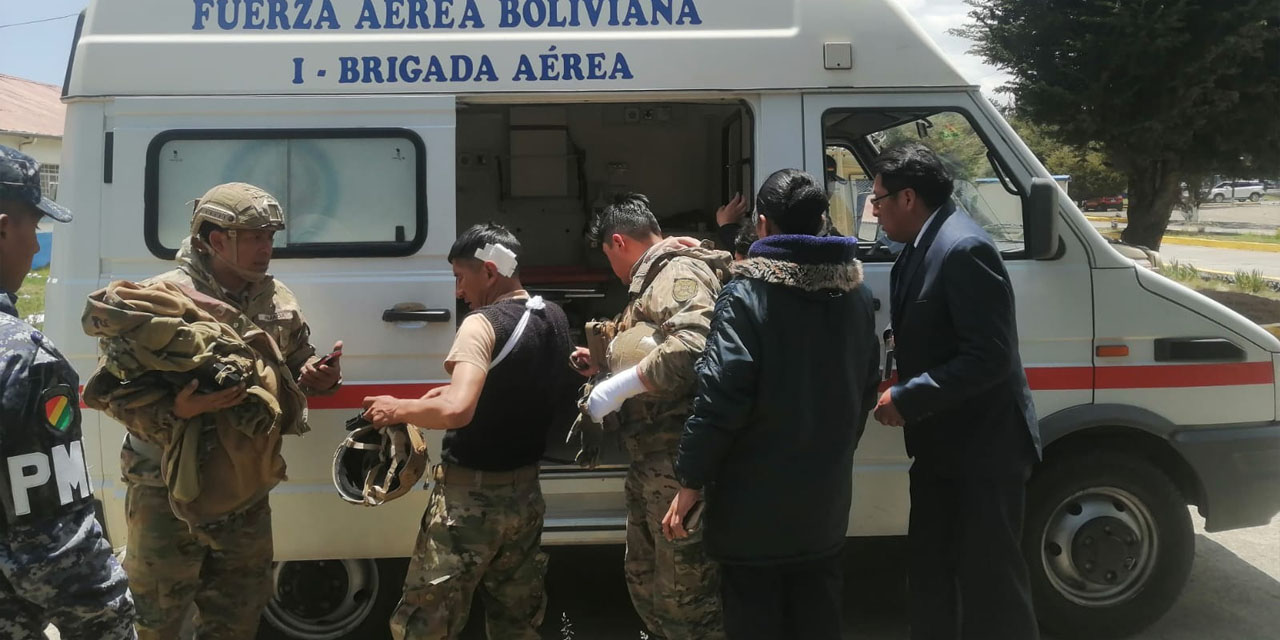 Los efectivos militares son atendidos por personal médico. FOTO:  CLCC