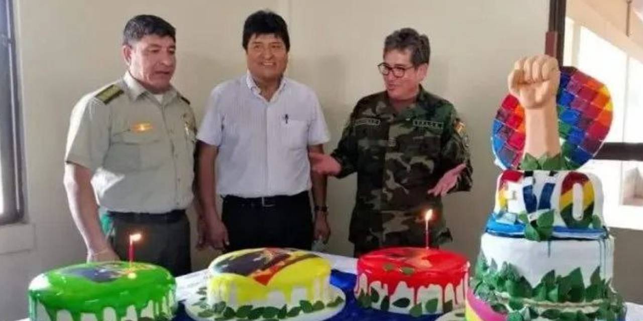 El excoronel de la Policía Maximiliano Dávila junto a Evo Morales.
