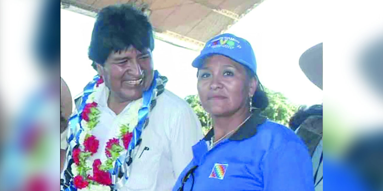 La madre de Cindy Saraí junto a Evo Morales.