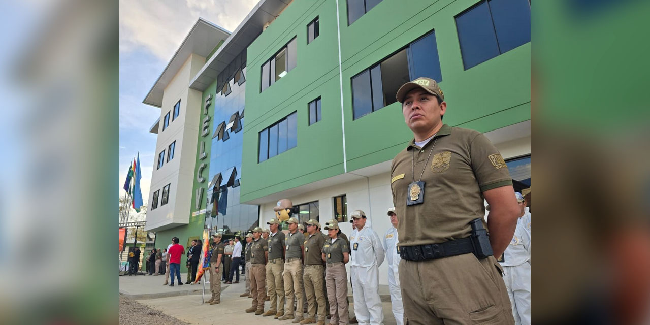 La moderna infraestructura, de fondo, en el acto de entrega en Cochabamba.