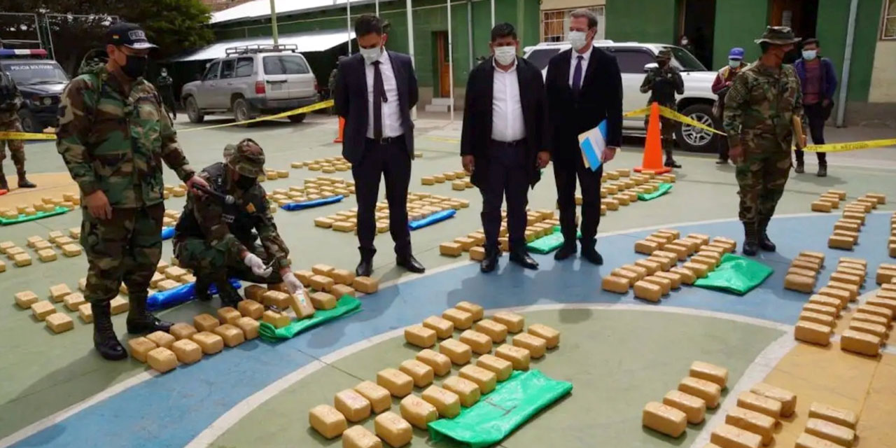 La FELCN  presenta la droga incautada en presencia de representantes  de la Oficina de Naciones Unidas contra la Droga y el Delito (UNODC). La FELCN  presenta la droga incautada en presencia de representantes  de la Oficina de Naciones Unidas contra la Droga y el Delito (UNODC).