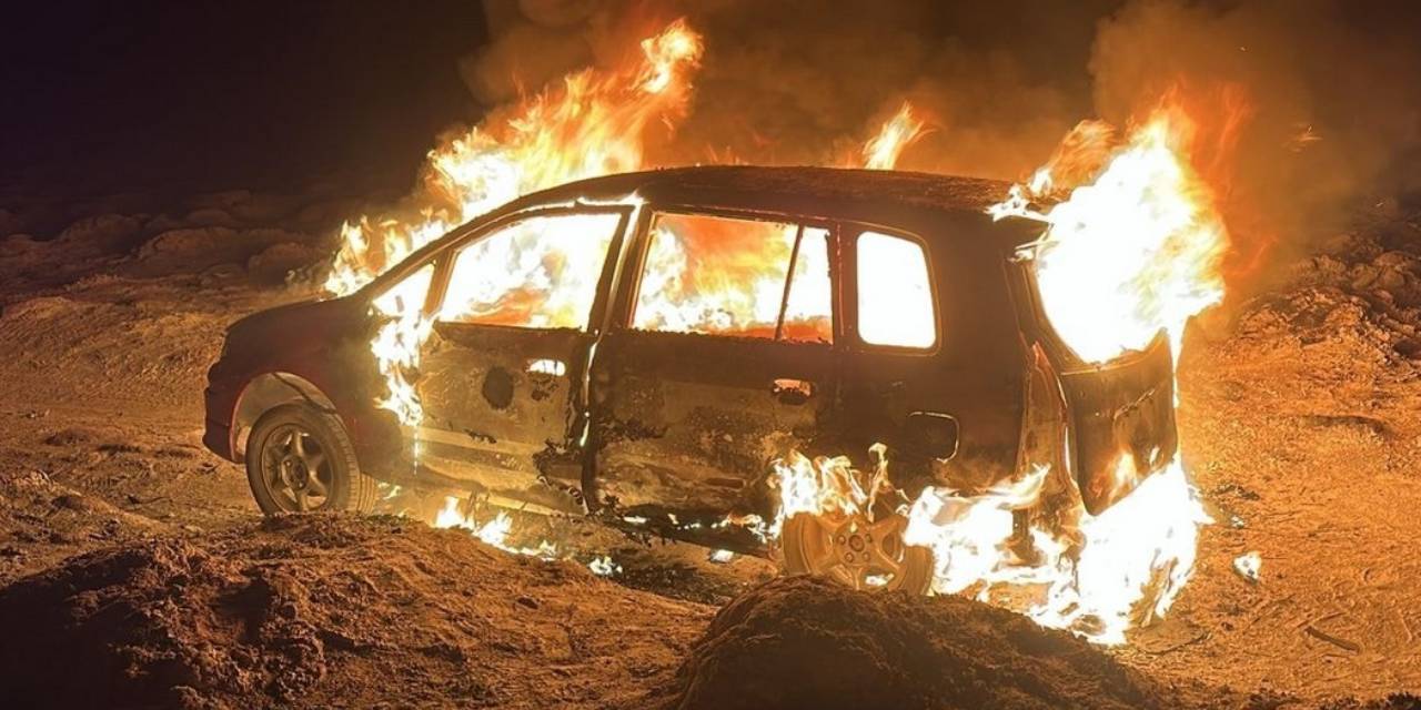 Un vehículo incinerado durante un operativo de lucha contra el contrabando.