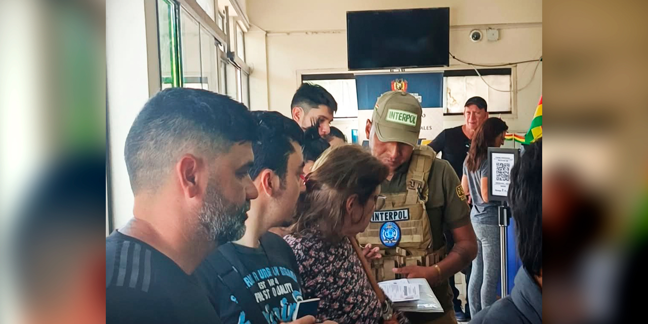 ‎El personal policial de Interpol en las tareas de control. Foto: Facebook Policía Boliviana