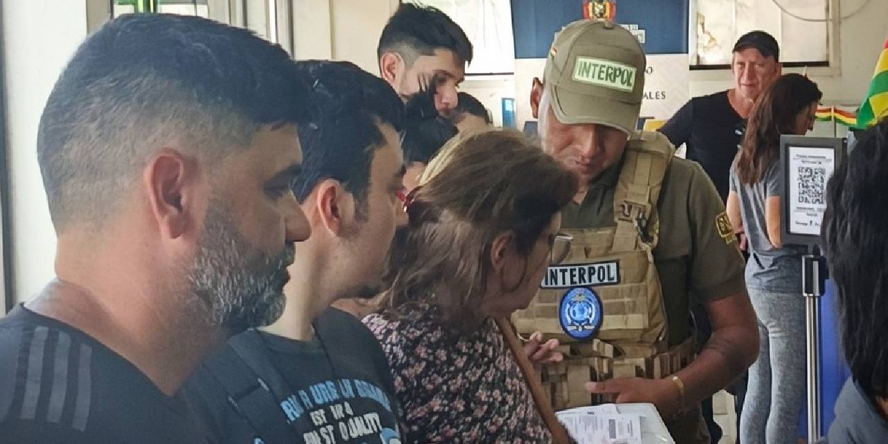 Control de un funcionario de Interpol a extranjeros en Santa Cruz.