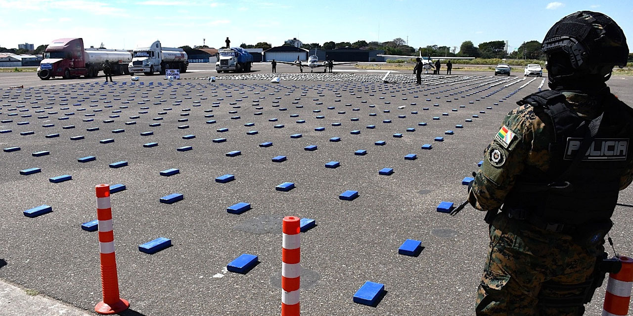 Presentación de la droga y los vehículos secuestrados a narcotraficantes. 