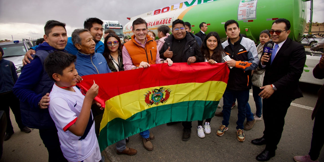 El Presidente junto a la población, el domingo, recibe a las cisternas.