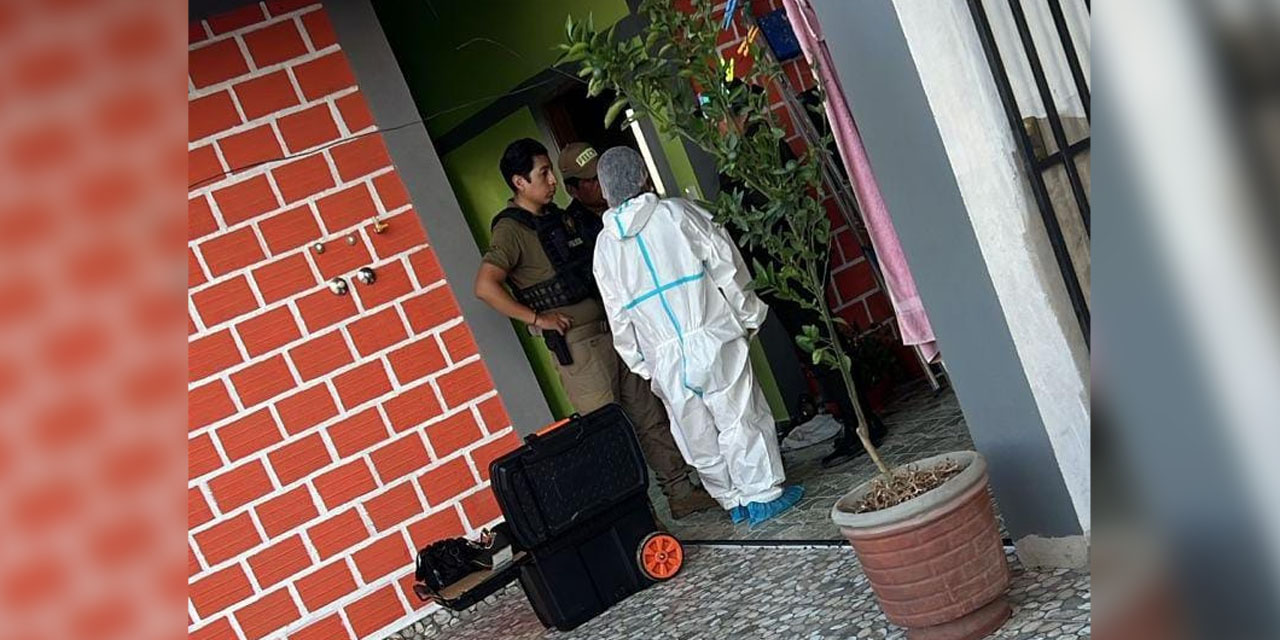 Personal forense recolecta evidencia en la vivienda de la víctima.