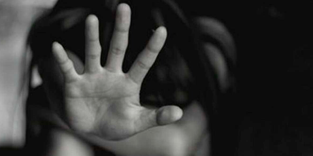  Una niña trata de protegerse