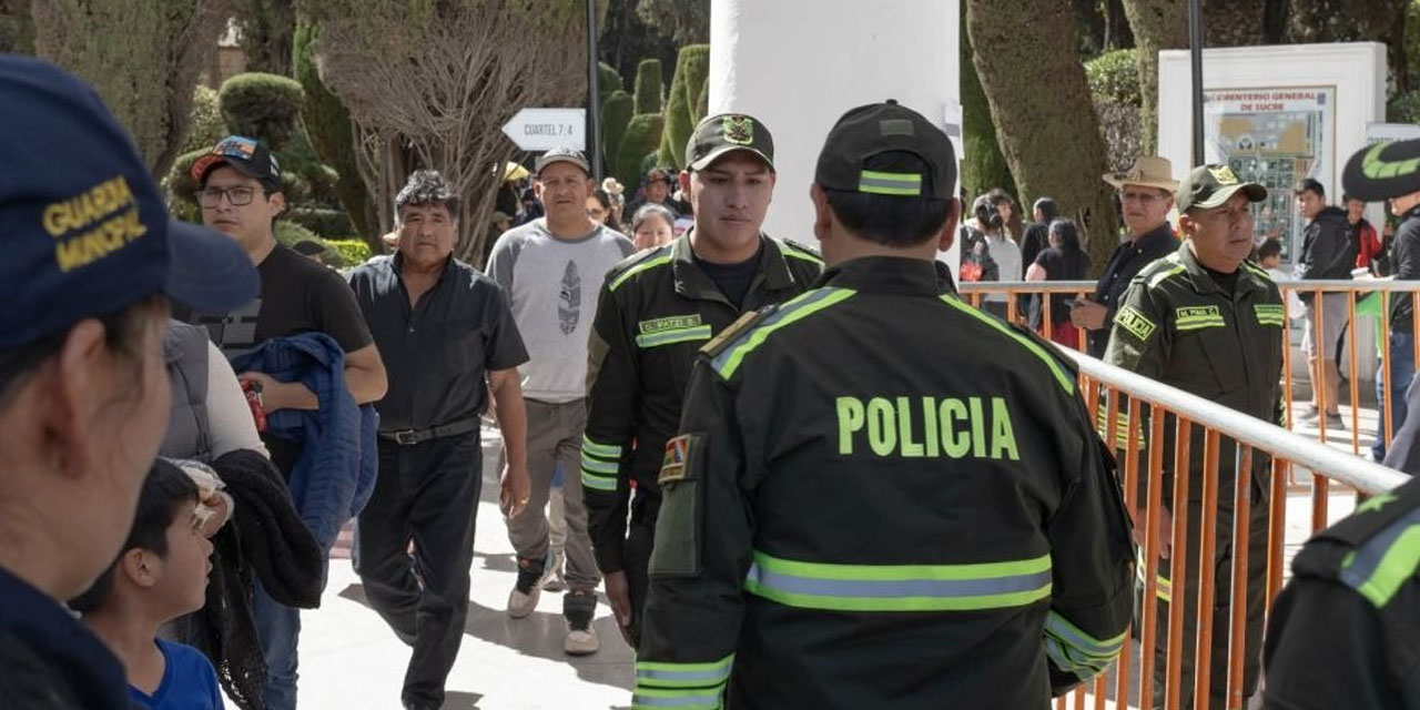 Efectivos policiales patrullan los cementerios.