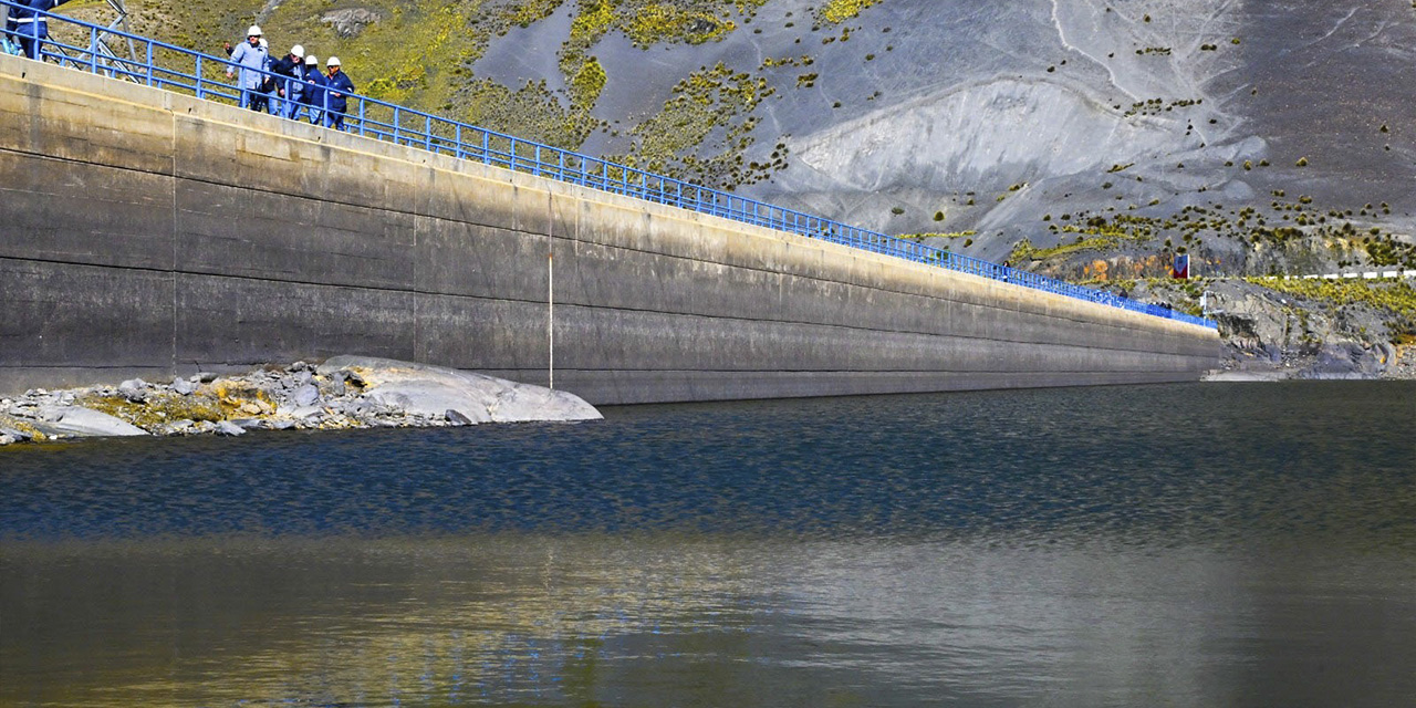 El Ministro de Medio Ambiente y Agua, junto a autoridades de Epsas, entre otras, inspecciona la represa Incachaca.