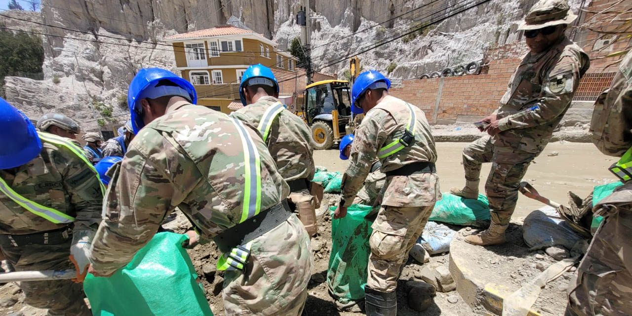 Efectivos militares desplegados en la zona Bajo Llojeta de la ciudad de La Paz. 