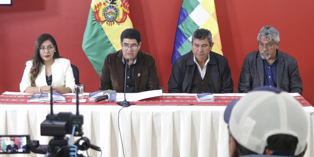 El ministro Omar Véliz, junto a los tres viceministros del área, en conferencia de prensa.