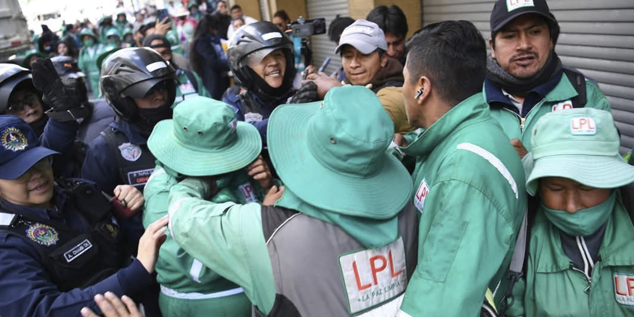 Trabajadores de La Paz Limpia movilizados por la falta de pagos. 