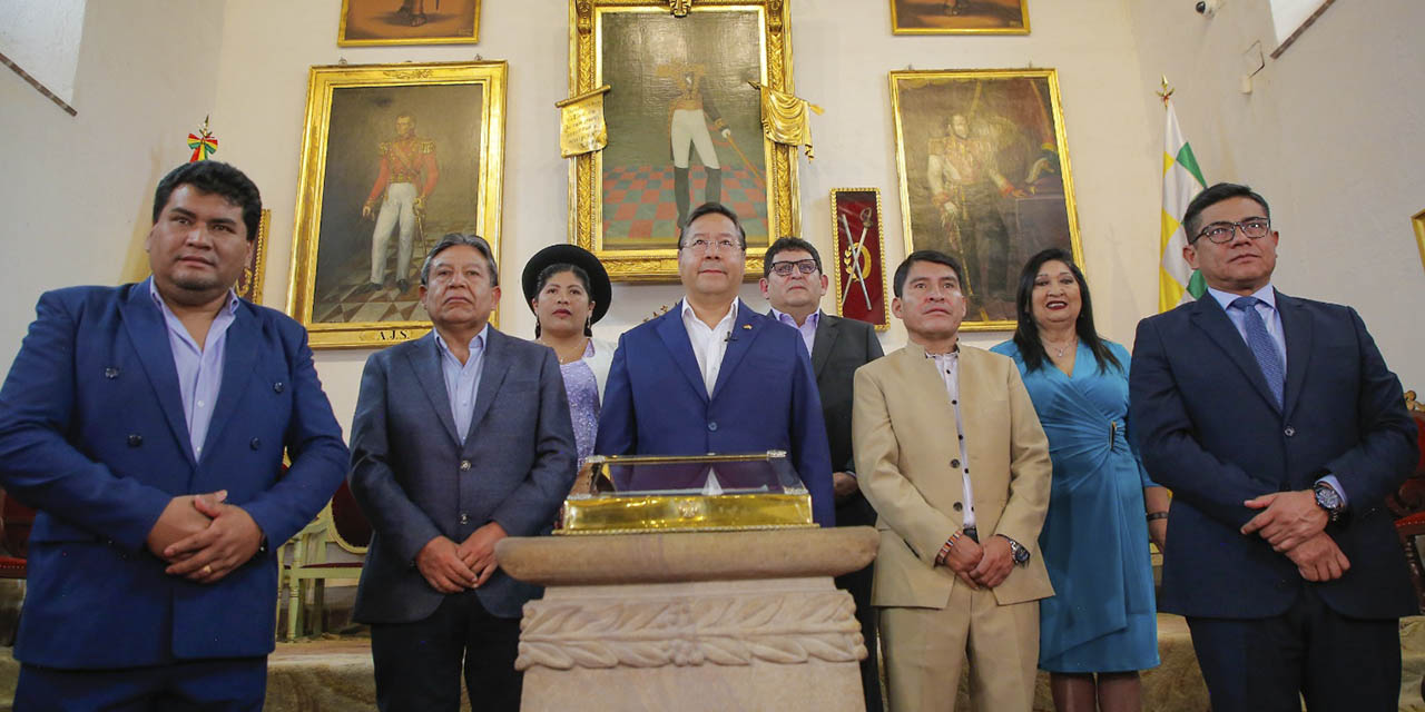 El presidente Luis Arce, junto al vicepresidente David Choquehuanca y autoridades nacionales y departamentales de Chuquisaca.