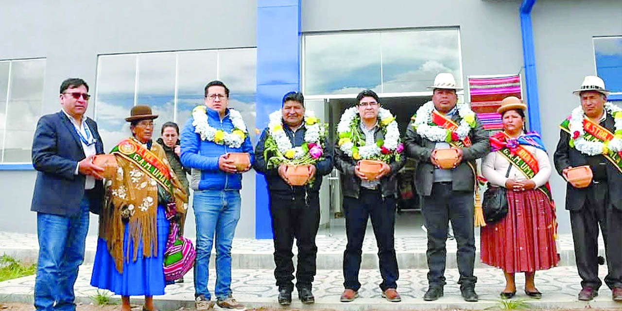 Inauguración de la unidad educativa Huari Belén B en el municipio de Umala, La Paz.