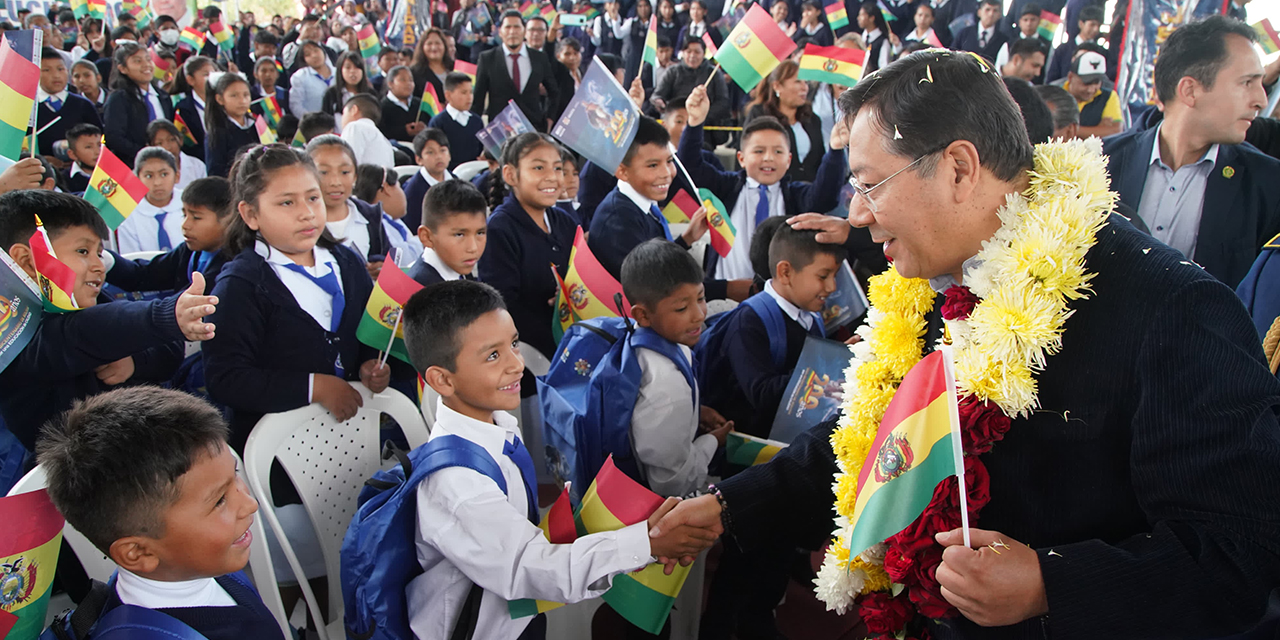 Arce llama a revolucionar la educación en el Bicentenario y entrega nuevas unidades educativas