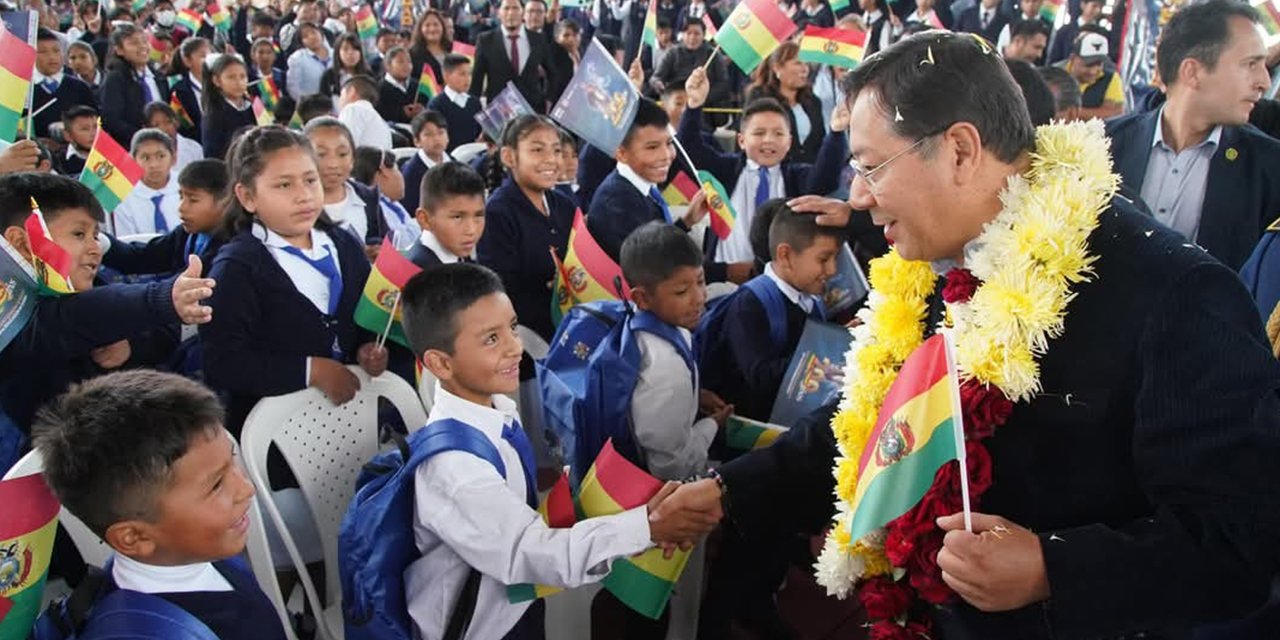 Luis Arce arranca la gestión escolar 2025 en Tiquipaya y entrega modernas unidades educativas en Cochabamba