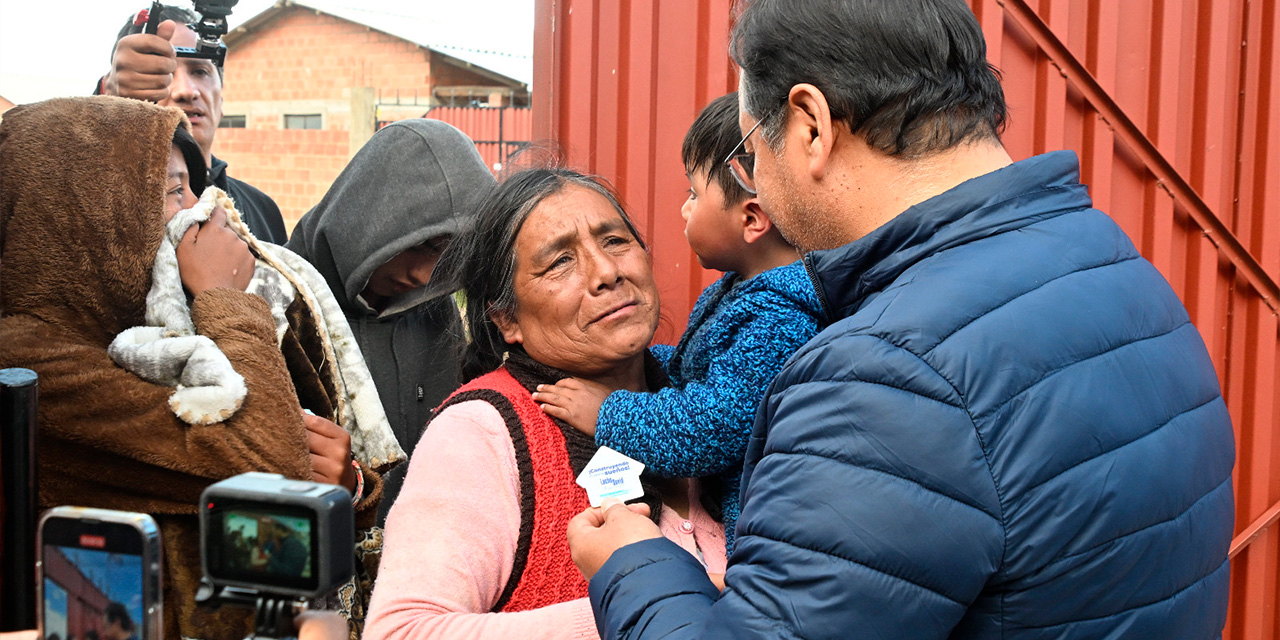 El presidente Luis Arce le entrega las llaves de su casa a María. Fotos: Presidencia