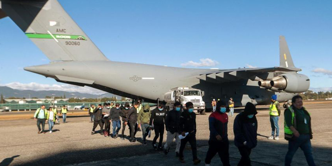 El Gobierno sigue el caso de los 127 bolivianos detenidos en los EEUU