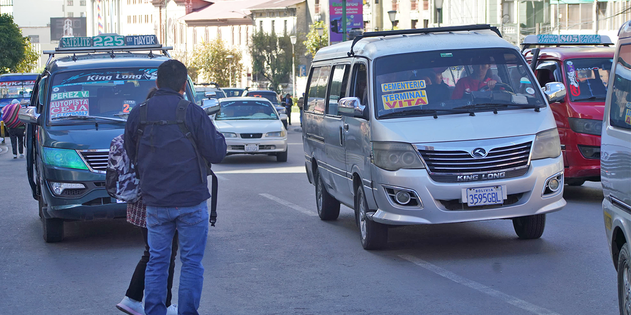 Sin discos ni luminarias, transportistas de La Paz intentan imponer nuevas tarifas 