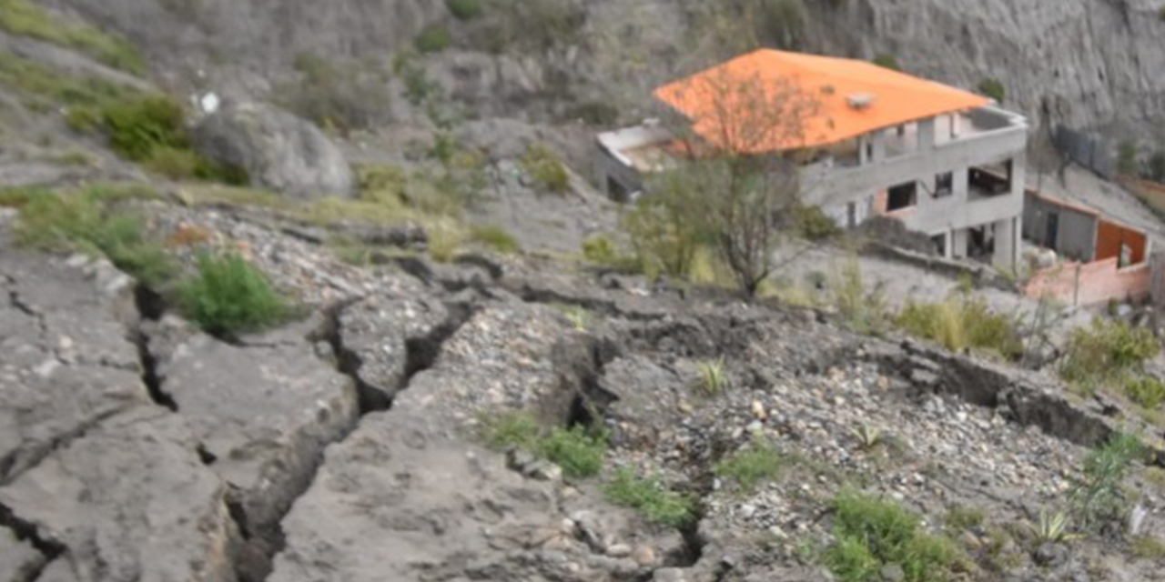 Un deslizamiento de tierras en Alto Següencoma afecta a tres viviendas