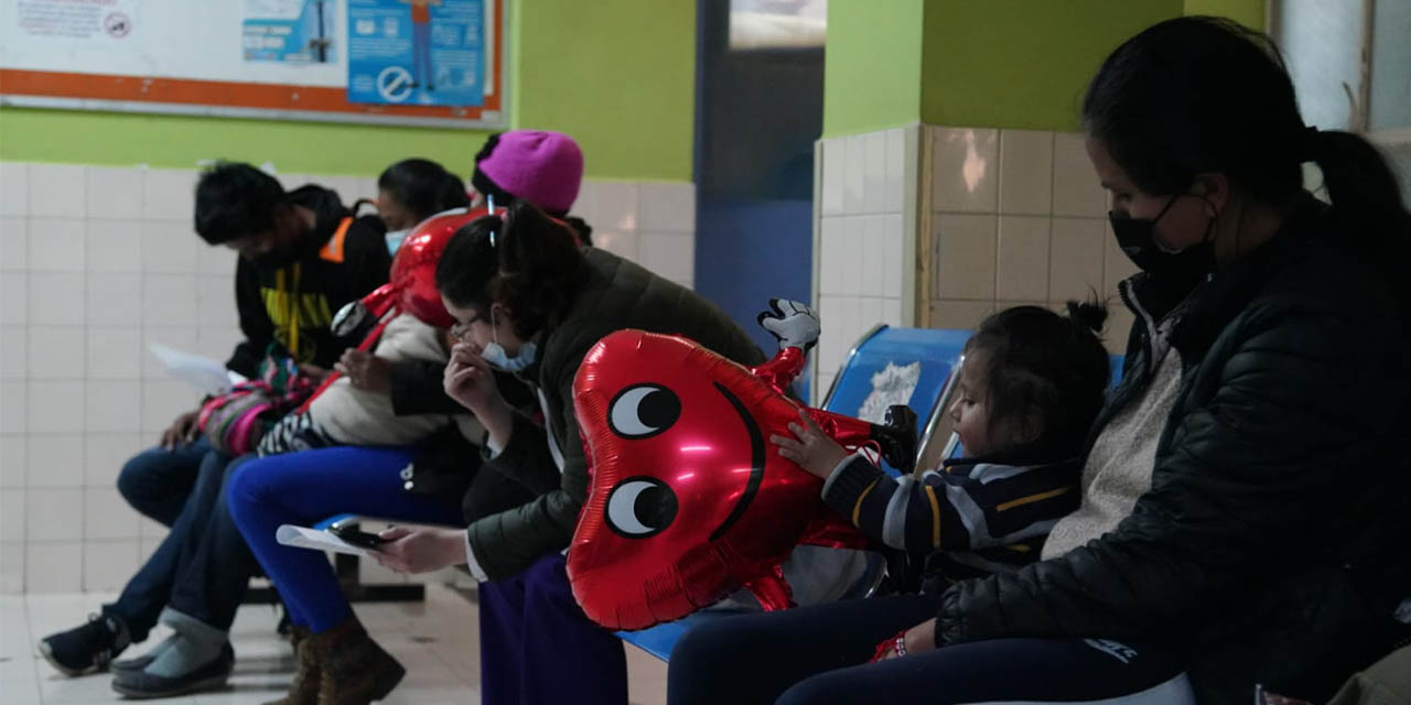 Niños con cáncer junto a sus familiares en la ciudad de La Paz.