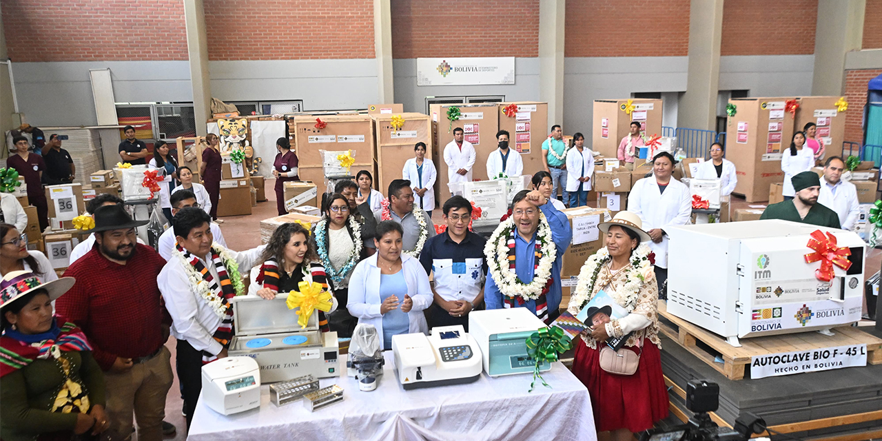 El presidente Luis Arce durante la entrega de los equipos médicos. Foto: Comunicación Presidencial