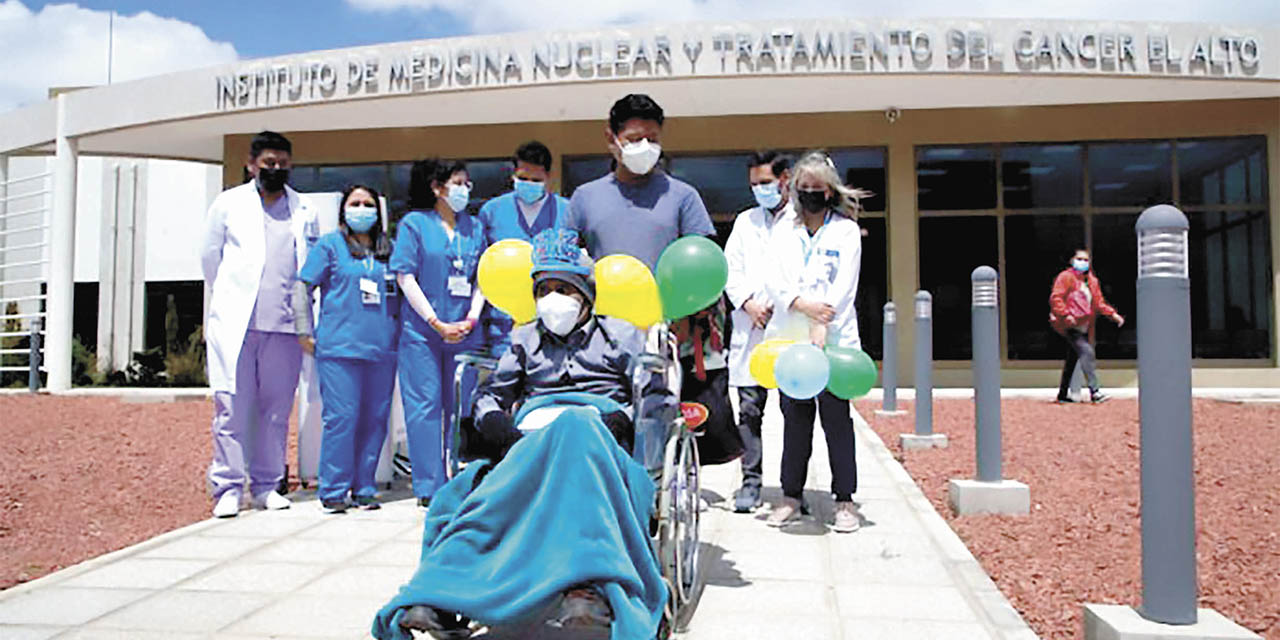 Atención de pacientes en el Centro de Medicina Nuclear y Radioterapia de El Alto.