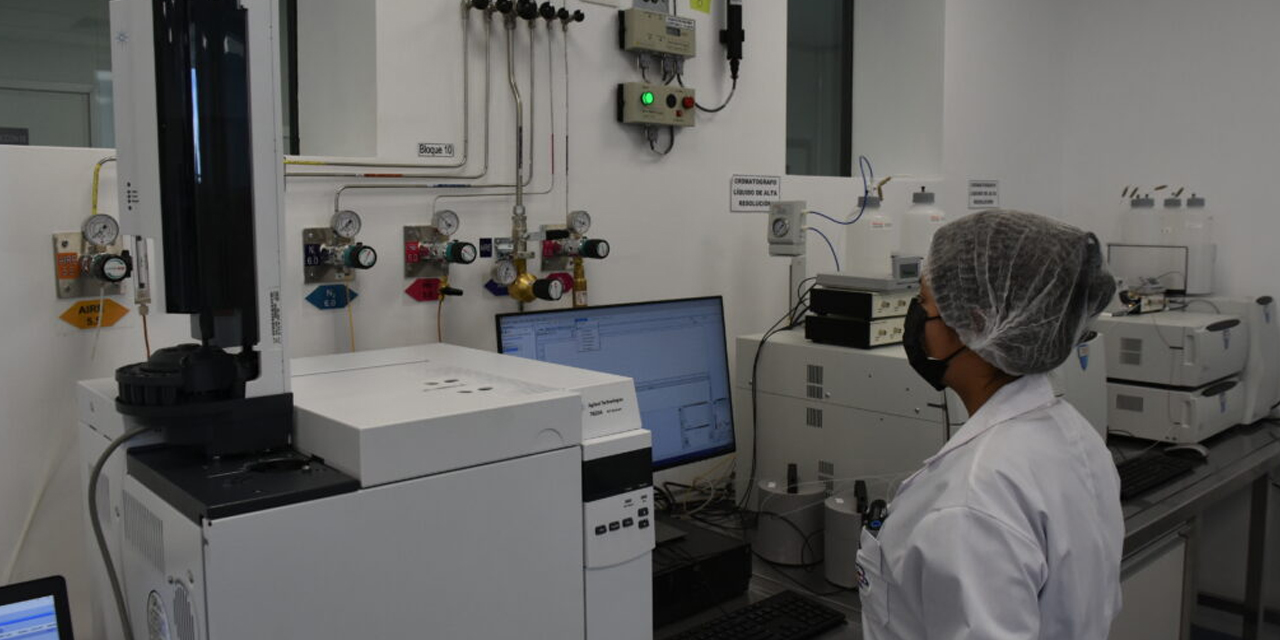 Una especialista en el Centro de Investigación y Desarrollo en Tecnología Nuclear (CIDTN), ubicado en El Alto. Foto: MHyE