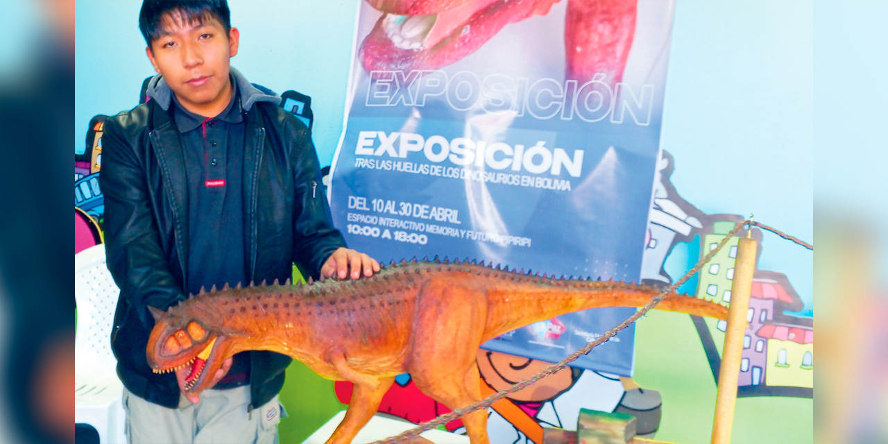 Rucay muestra una de sus esculturas. Fotos:  Mónica Huancollo