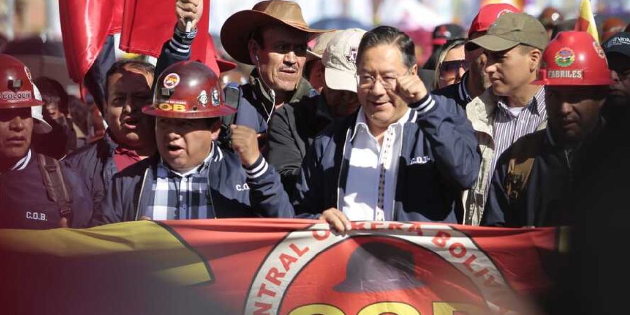 El presidente Luis Arce en una marcha con los obreros.