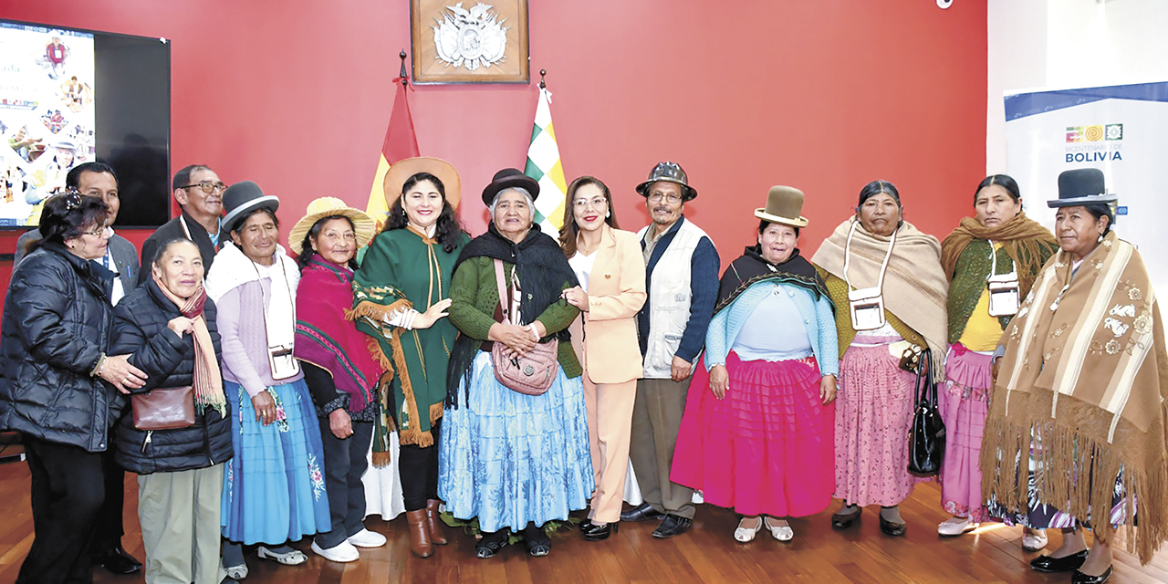 Autoridades y adultos mayores en la presentación del evento.