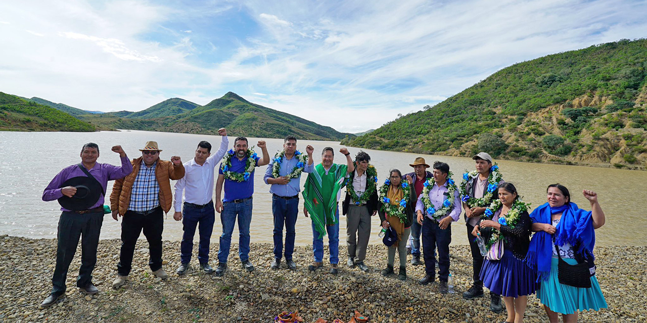 Arce entrega más de 160 viviendas e inicia el proyecto de riego para incrementar la producción en Chuquisaca 
