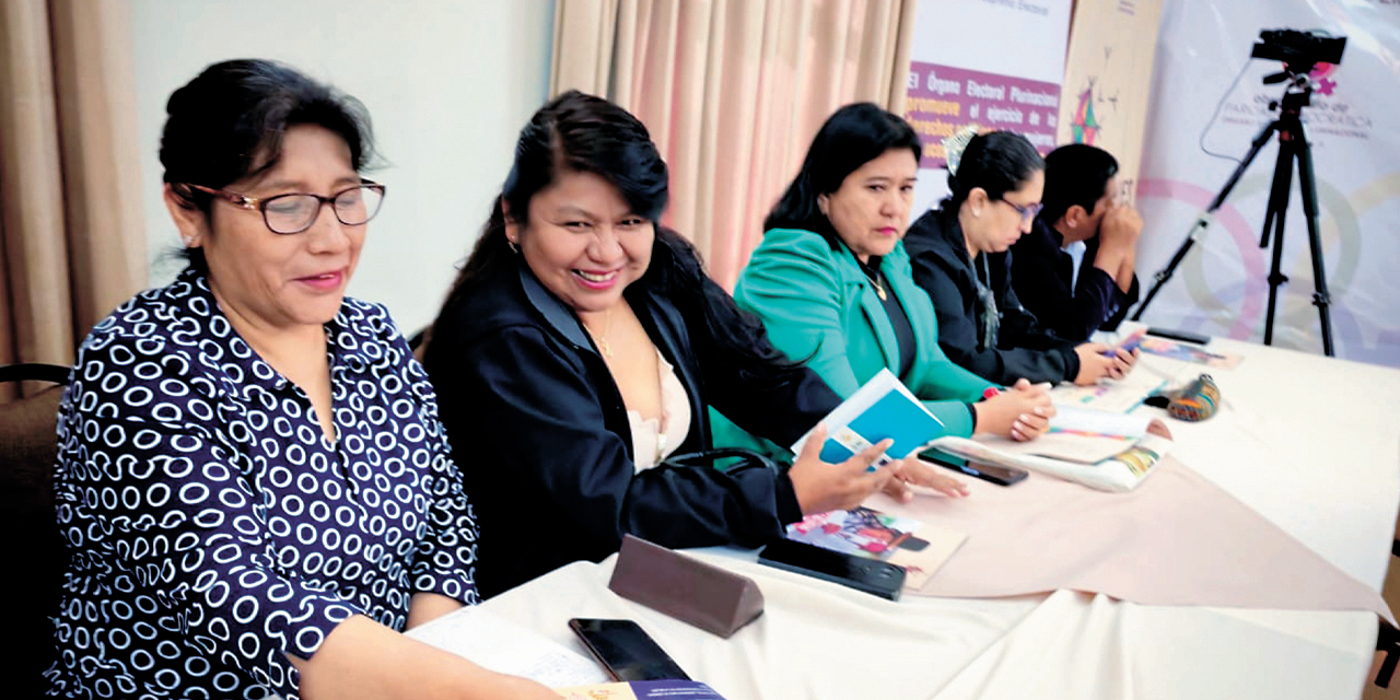 La mujeres debaten en Sucre.