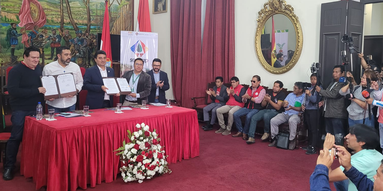 El ministro Álvaro Ruiz y autoridades de Tarija en la firma del acuerdo.