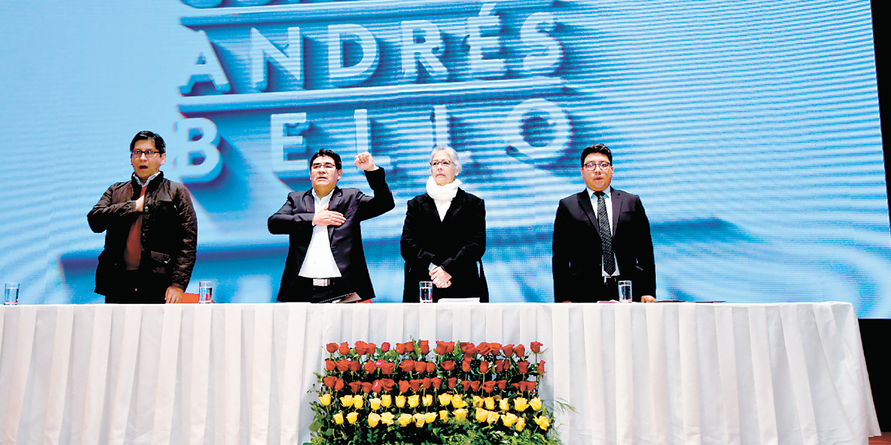 Destacados líderes del ámbito educativo y diplomático en el evento.