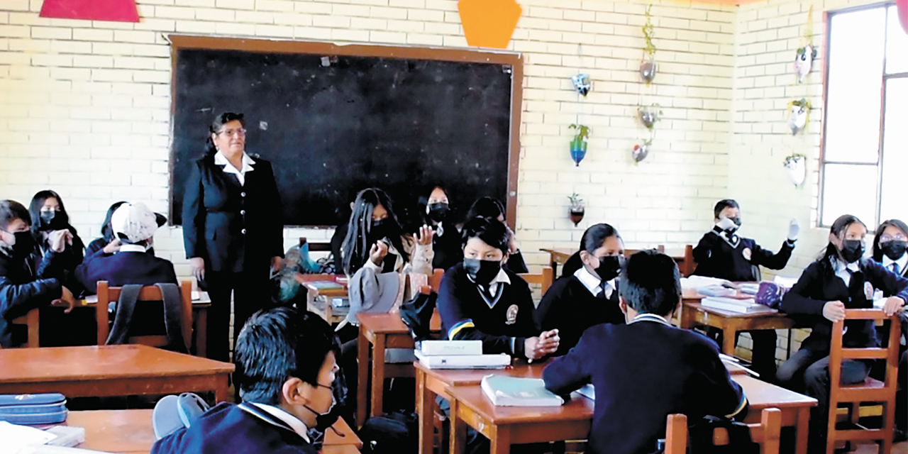 Estudiantes con barbijo en aula.