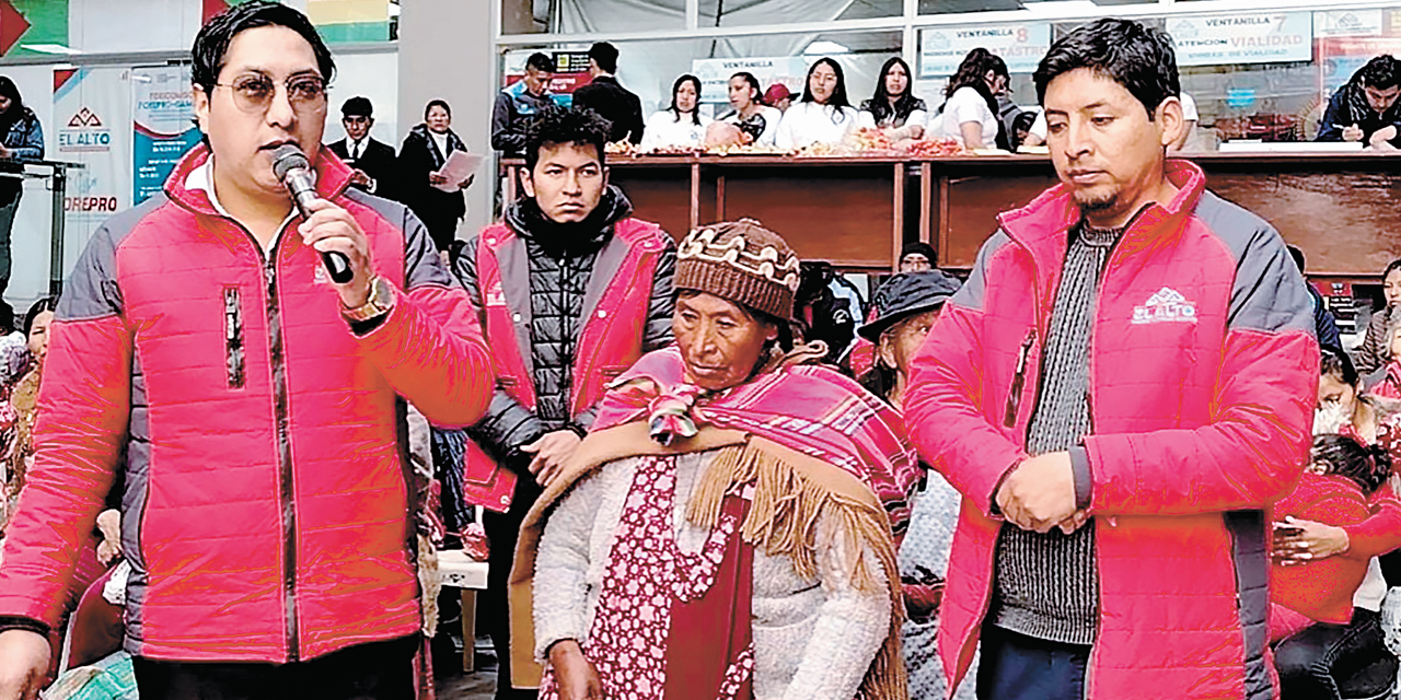 Autoridades ediles entregan la ayuda social.