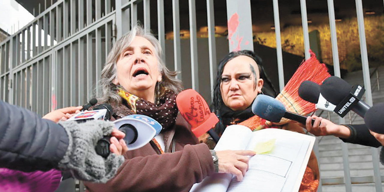 La madre de Andrea llegó al Legislativo.