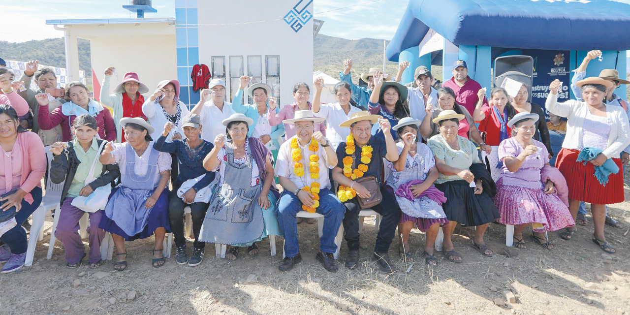 El presidente Luis Arce (centro) con las familias beneficiadas con las  viviendas.